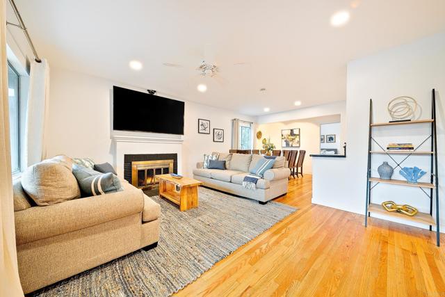 Detail Gallery Image 5 of 45 For 965 Rosecrans Street, San Diego,  CA 92106 - 4 Beds | 2/3 Baths