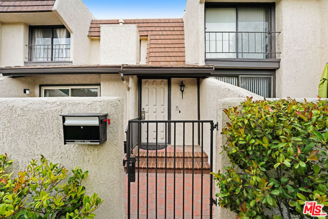 6232 Nita Avenue, Woodland Hills CA: https://media.crmls.org/mediaz/999326ab-3550-4183-bb19-bb2bf927f7ff.jpg