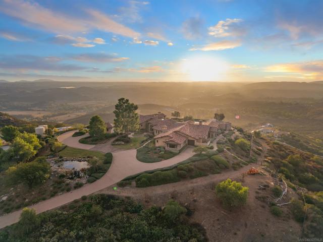 15707 Blue Crystal Trl, Poway CA: https://media.crmls.org/mediaz/999329c0-4361-4f85-9421-ee49217547d8.jpg
