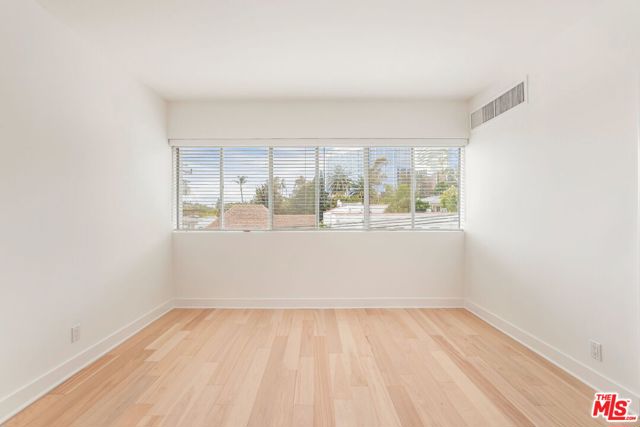 999 N Doheny Drive, West Hollywood CA: https://media.crmls.org/mediaz/99934fcb-8545-4e0f-b1e5-4b2cc062e259.jpg