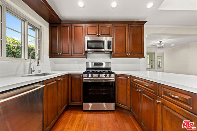 427 W Manchester Avenue, Playa del Rey CA: https://media.crmls.org/mediaz/999356d3-879b-4344-b222-0bffd8973b02.jpg