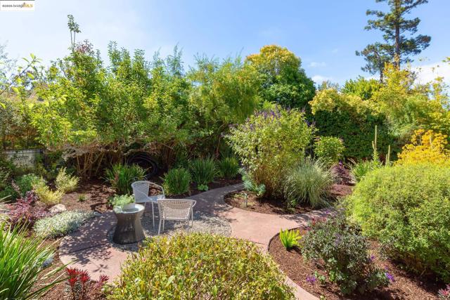 1145 Mandana Blvd, Oakland CA: https://media.crmls.org/mediaz/99937892-20c8-4a6b-b557-309408e96526.jpg
