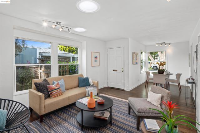 209 Behrens St, El Cerrito CA: https://media.crmls.org/mediaz/99943ff5-35e8-424e-ad97-4d590f3c50e0.jpg