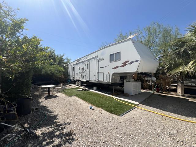 21130 Hot Springs Road, Desert Hot Springs CA: https://media.crmls.org/mediaz/999472f1-5821-4b5b-ad95-0946fd46ea32.jpg