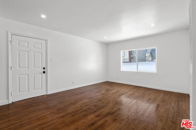616 Sunset Avenue, Venice CA: https://media.crmls.org/mediaz/99952736-4e3b-4f74-b489-ac5ea783e116.jpg