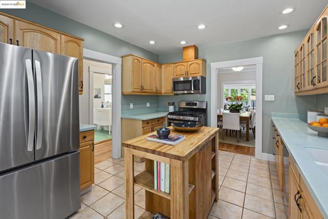1081 Keith Ave, Berkeley CA: https://media.crmls.org/mediaz/999566a3-1830-4ca3-9a3b-892442b99714.jpg
