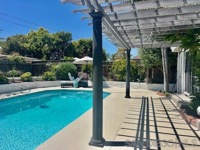 3275 Maezel Ln, Carlsbad CA: https://media.crmls.org/mediaz/999566fe-c654-4c28-a31d-8eb68d19e520.jpg