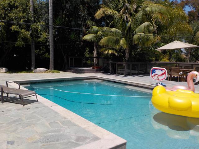 1153 Crest Dr, Encinitas CA: https://media.crmls.org/mediaz/9997319a-c3c0-4751-89aa-24c275f1badd.jpg