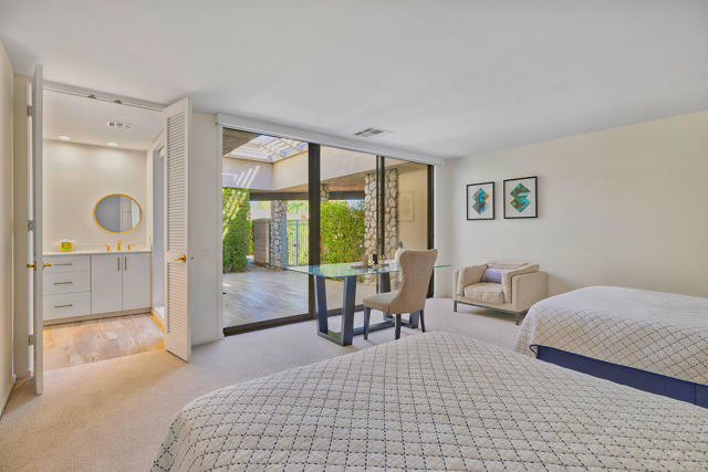 12 Sussex Court, Rancho Mirage CA: https://media.crmls.org/mediaz/99976732-d9e1-48c2-bfe5-d01cc8695442.jpg
