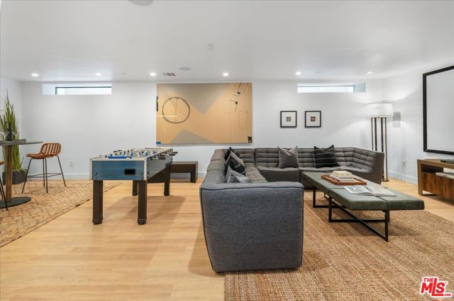 616 N FULLER Avenue, Los Angeles CA: https://media.crmls.org/mediaz/999829e7-1912-48e5-85c6-fd2981c75328.jpg