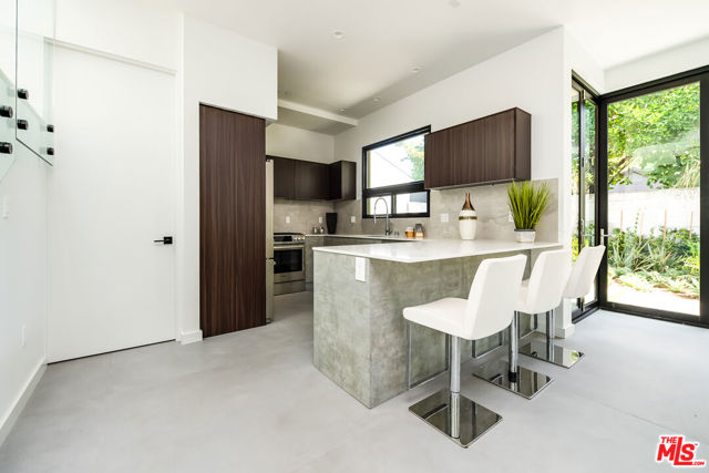 370 N San Vicente Boulevard, West Hollywood CA: https://media.crmls.org/mediaz/9998d157-6314-41f3-aef0-8b6fbacffeb7.jpg