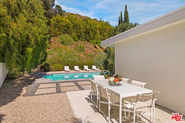 11115 Dona Pegita Drive, Studio City CA: https://media.crmls.org/mediaz/9998e103-3c91-461f-a8d7-4256ae78b8fb.jpg