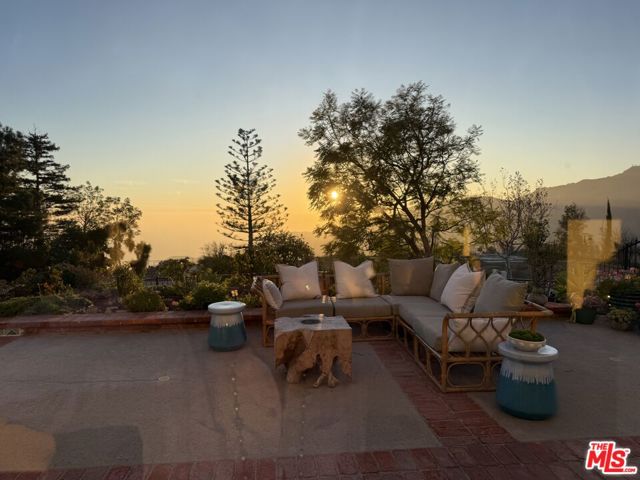 23255 W Paloma Blanca Drive, Malibu CA: https://media.crmls.org/mediaz/99994885-1138-45c3-8b58-94714e198f55.jpg