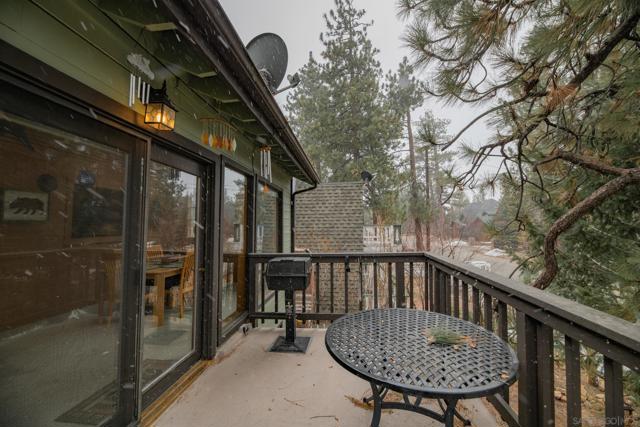39470 Lake Dr, Big Bear CA: https://media.crmls.org/mediaz/99994bc9-02b6-4efd-b9b4-a28390fd7895.jpg
