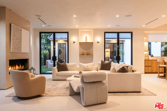 4046 Shadyglade Avenue, Studio City CA: https://media.crmls.org/mediaz/999acf70-9fc7-4106-a8b7-dfea8ab48c00.jpg