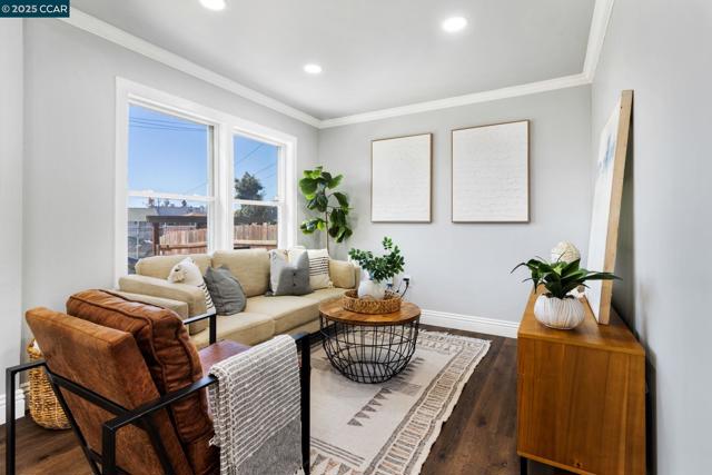 4010 Masterson St, Oakland CA: https://media.crmls.org/mediaz/999b4708-a649-43b9-8e11-9018d57c44c9.jpg