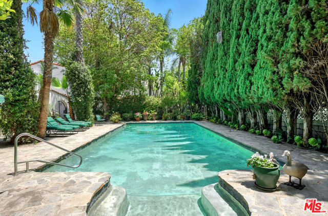602 N Crescent Drive, Beverly Hills CA: https://media.crmls.org/mediaz/999c9188-e415-4e01-905f-eb6bcaa70c88.jpg