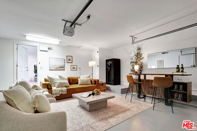 4476 Calhoun Avenue, Sherman Oaks CA: https://media.crmls.org/mediaz/999dfb59-3573-462a-9836-373deb79e853.jpg