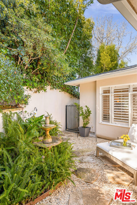 678 Loring Avenue, Los Angeles CA: https://media.crmls.org/mediaz/999e65f2-b649-449b-97be-f4d25dd8b800.jpg