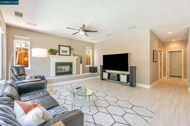 1039 Rolling Woods Way, Concord CA: https://media.crmls.org/mediaz/999f4bef-1582-4811-a592-59708c4e4570.jpg