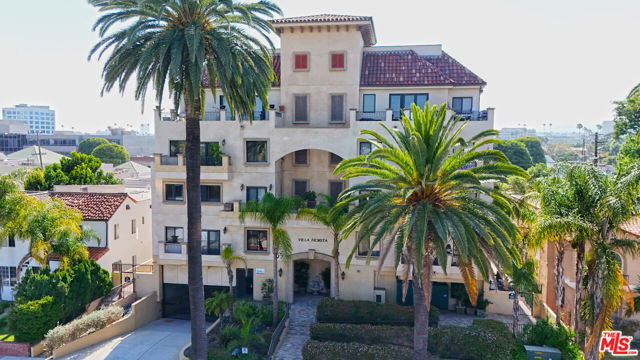 155 N Hamilton Drive, Beverly Hills CA: https://media.crmls.org/mediaz/99a0d8d9-4e90-4848-9b88-1c1c17298f21.jpg