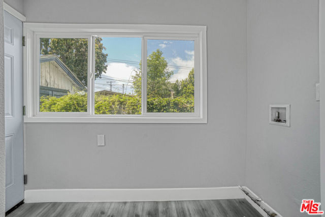 1256 Exposition Boulevard, Los Angeles CA: https://media.crmls.org/mediaz/99a14052-cf2f-493b-b115-e09dfedc9d18.jpg