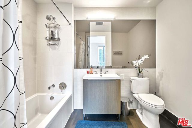 889 Francisco Street, Los Angeles CA: https://media.crmls.org/mediaz/99a14f83-9335-4eef-a062-2081fb940ec6.jpg