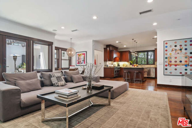 14318 Valley Vista Boulevard, Sherman Oaks CA: https://media.crmls.org/mediaz/99a1f49b-75bd-4ab6-a0f1-820c81d4f374.jpg