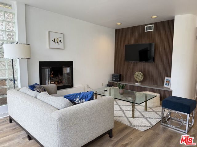 39 Westminster Avenue, Venice CA: https://media.crmls.org/mediaz/99a230ae-9737-4376-a1d8-87f6b0a1932c.jpg