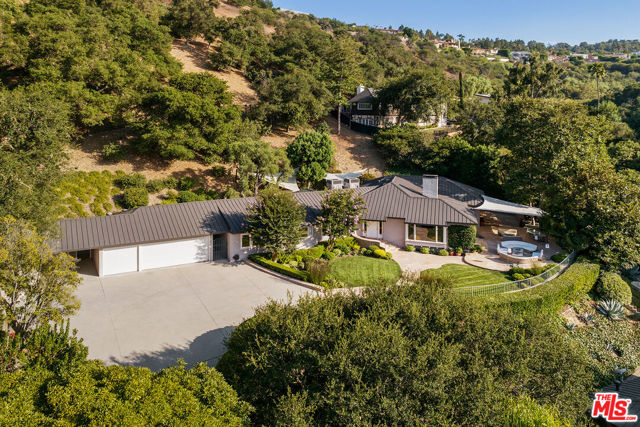 3818 Hollyline Avenue, Sherman Oaks CA: https://media.crmls.org/mediaz/99a24b30-fb3a-4480-8839-6bd9dbf79c19.jpg