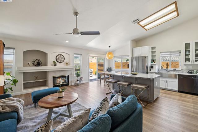 5408 La Salle Way, Vallejo CA: https://media.crmls.org/mediaz/99a2ce92-5008-4880-b2f9-a364ae99bff3.jpg
