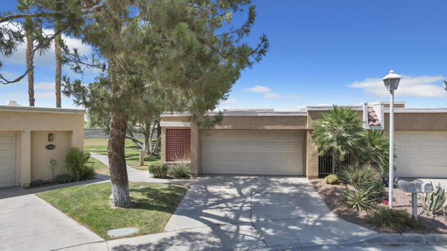 41515 Navarre Court, Palm Desert CA: https://media.crmls.org/mediaz/99a38ae4-ec09-4128-91b5-8110c149d44d.jpg