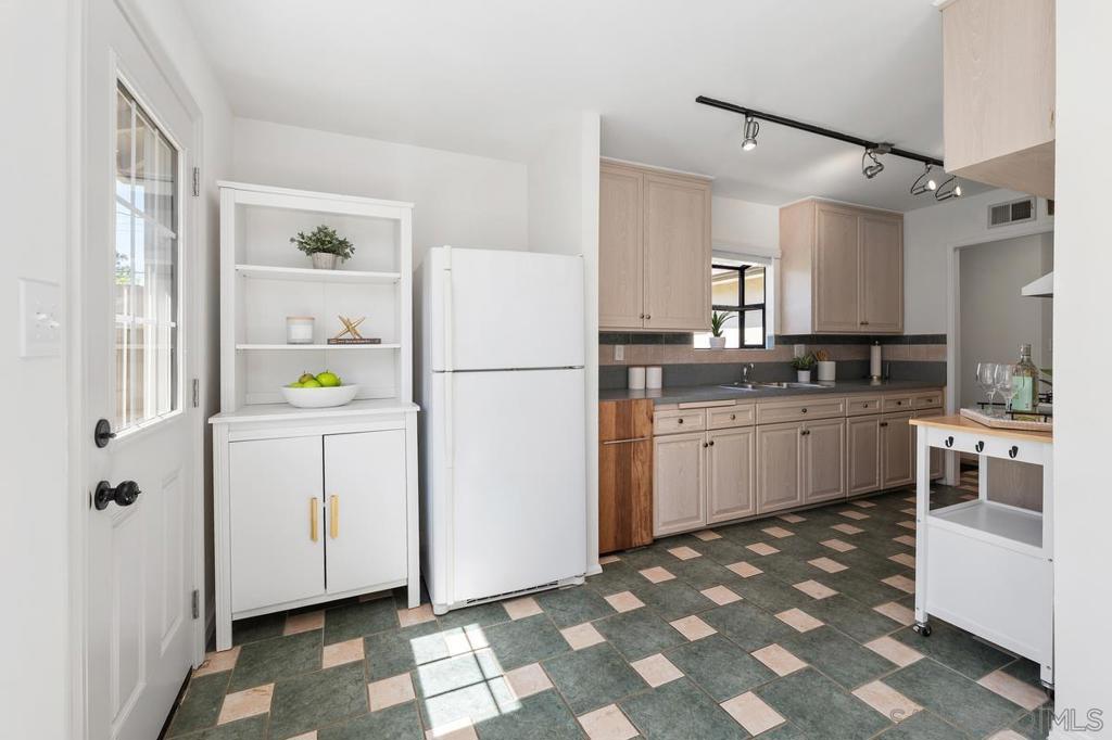 5333 Palmyra Ave - photo 15