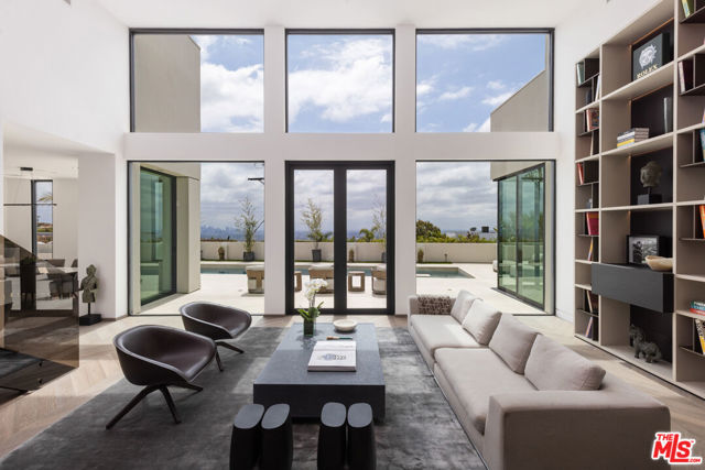 9405 Sierra Mar Place, Los Angeles CA: https://media.crmls.org/mediaz/99a48323-b75b-4bd2-a975-f96344b6d504.jpg