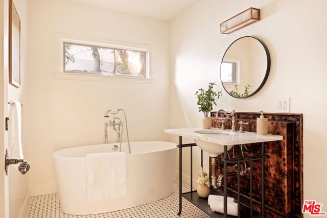 4818 Bonvue Avenue, Los Angeles CA: https://media.crmls.org/mediaz/99a4bd8b-7258-488b-ab13-f00a68f48b68.jpg