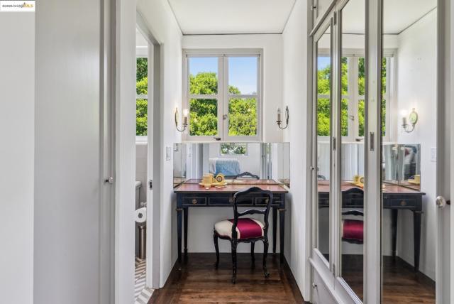 6801 Estates Dr, Oakland CA: https://media.crmls.org/mediaz/99a51edc-a2c7-4d77-9f15-338a479d3acd.jpg