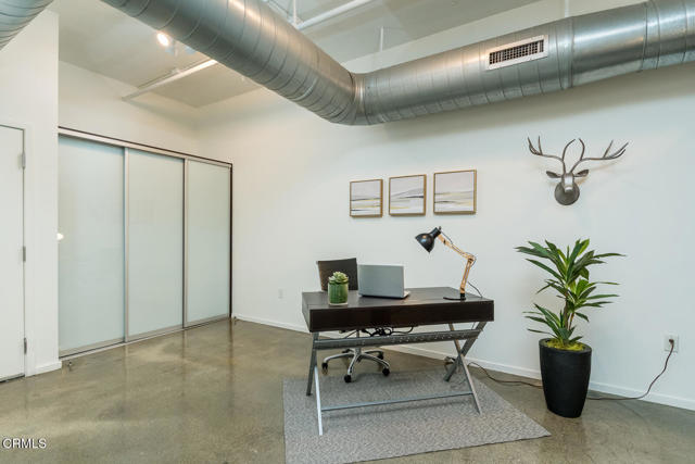 510 S Hewitt Street, Los Angeles CA: https://media.crmls.org/mediaz/99a5adc7-42ea-4970-bc0e-c979609c7de3.jpg