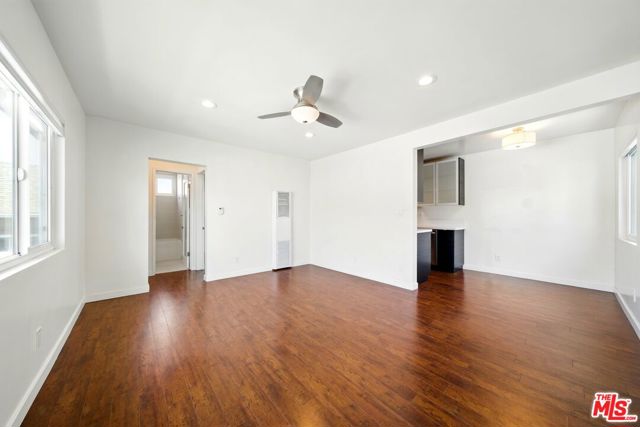 510 Pacific Avenue, Venice CA: https://media.crmls.org/mediaz/99a5d438-5341-4301-bdd6-3f4a85faf12a.jpg
