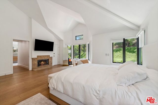 23180 Park Blanco, Calabasas CA: https://media.crmls.org/mediaz/99a6d429-5102-4490-b6d5-79ea011d9d52.jpg