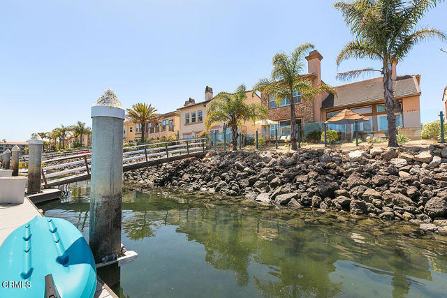 1464 Twin Tides Place, Oxnard CA: https://media.crmls.org/mediaz/99a6f038-2402-4cb0-b4c6-6d9a4c4520b8.jpg
