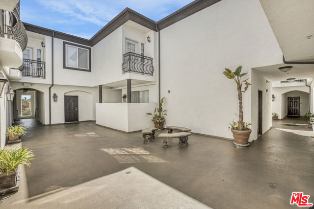 Image 5 of 32 For 5330 Satsuma Avenue