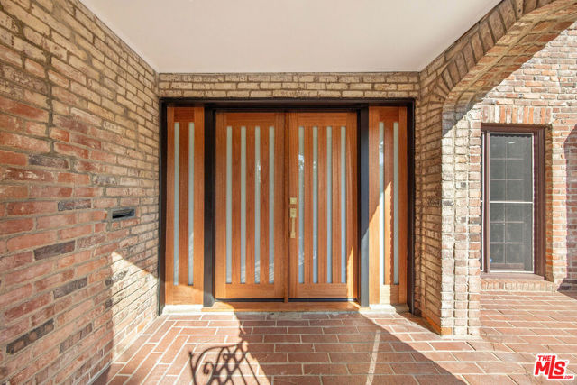 832 S Plymouth Boulevard, Los Angeles CA: https://media.crmls.org/mediaz/99a77cb0-a69a-4ad6-a288-08a21a98bcd8.jpg