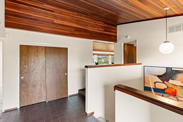 6960 Via Estrada, La Jolla CA: https://media.crmls.org/mediaz/99a7a4e0-d8de-40f0-9e76-549ae616ad0a.jpg