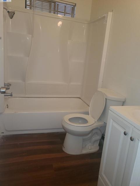 6109 Foothill Blvd, Oakland CA: https://media.crmls.org/mediaz/99a7b2f0-78a0-4ccc-ae66-df32f8a7ff45.jpg