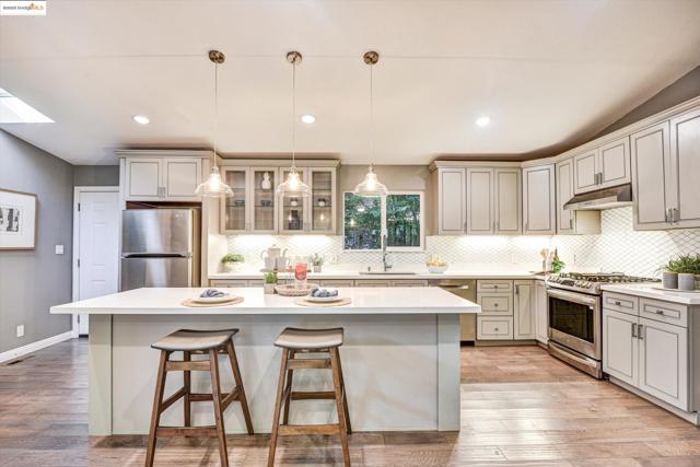 7 Saint Stephens Dr, Orinda CA: https://media.crmls.org/mediaz/99a7b657-dc0d-44b7-8c62-73a09942b15f.jpg