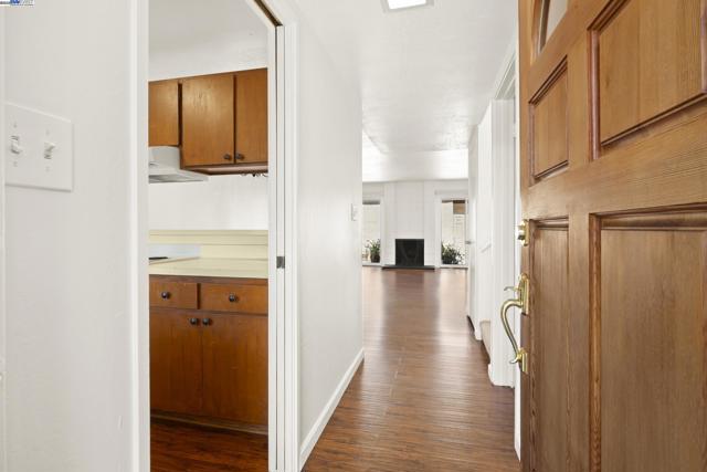 3112 La Campania, Alameda CA: https://media.crmls.org/mediaz/99aa702f-3b89-4ff8-b0a4-4d0b408ad505.jpg