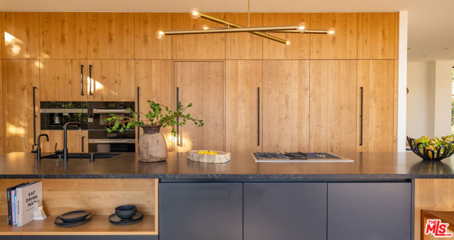 Image 10 of 72 For 12752 Mulholland Drive