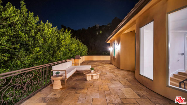 1447 San Ysidro Drive, Beverly Hills CA: https://media.crmls.org/mediaz/99ad4cc5-7844-47fe-9005-3a300430c432.jpg