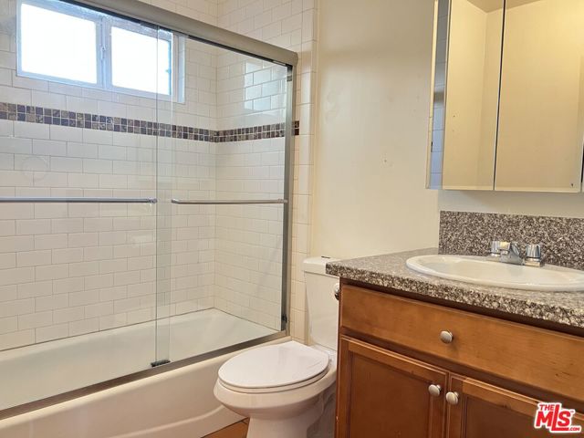 1320 Barrington Way, Glendale CA: https://media.crmls.org/mediaz/99ae50ab-2f6c-43e9-8b61-4118de862147.jpg
