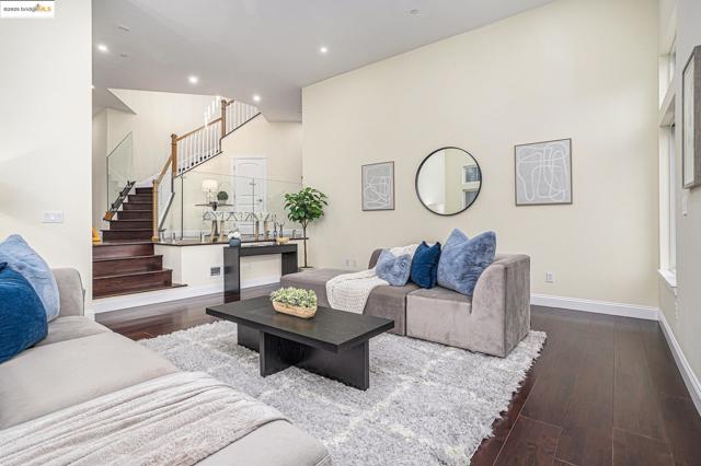 130 Arbor View Ln, Lafayette CA: https://media.crmls.org/mediaz/99ae82c6-5f2e-4e13-839b-6417ca84de3b.jpg